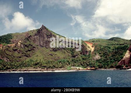 INSEL PITCAIRN, BLICK AUF DIE KÜSTE VOM MEER, BOUNTY BAY Stockfoto