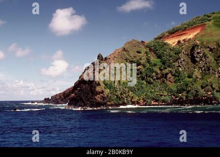 INSEL PITCAIRN, KÜSTENLINIE IN DER NÄHE DER BOUNTY BAY, BLICK VOM MEER Stockfoto