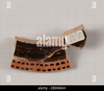 Terrakotta-Fragment eines Deckels, Griechisch, Attisch, Archaisch, Datum 6. Jahrhundert v. Chr., Griechisch, Attisch, Terrakotta; Schwarzfigur, Vasen Stockfoto