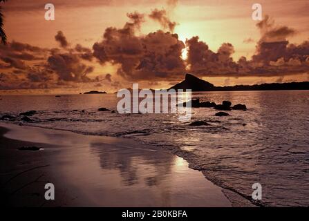 FRANZÖSISCH-POLYNESIEN, TUAMOTUS, MANGAREVA IS.(ILES GAMBIER), STRAND BEI SONNENUNTERGANG Stockfoto