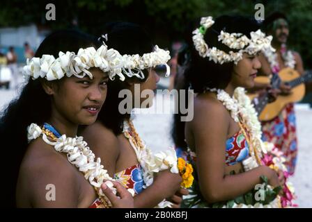 FRANZÖSISCH-POLYNESIEN, TUAMOTUS, MANGAREVA ISLAND (ILES GAMBIER), RIKITEA MÄDCHEN MIT BLUMENLEIS Stockfoto