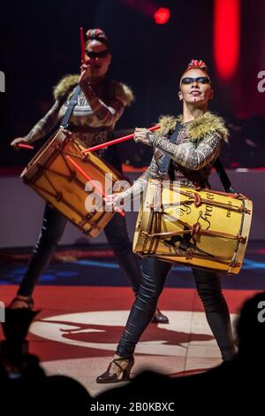 Girona, SPANIEN - 17. FEBRUAR: Argentinische Argendance Girls treten während des "Elefant d'Or" International Circus Festival im Parc de la Devesa am Februar auf Stockfoto