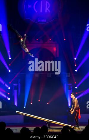 Girona, SPANIEN - 18. FEBRUAR: Russische Künstler führen "Jump'n'Roll" auf Teeterboard während des Internationalen Zirkusfestivals "Elefant d'Or" im Parc de la De Auf Stockfoto