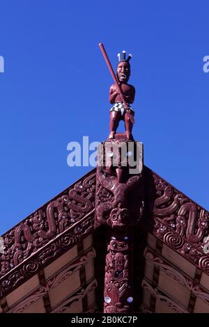 NEUSEELAND, ROTORUA, MAORI MARAE, (VERSAMMLUNGS- UND GEMEINDEHAUS), GESCHNITZTER KIRCHTURM Stockfoto