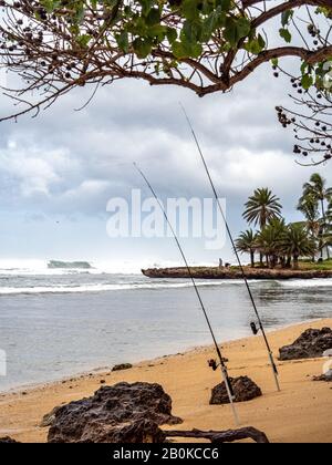 Fischerstange am Strand in der Hoffnung, zum Abendessen Surffisch zu fangen. Stockfoto