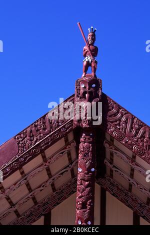 NEUSEELAND, ROTORUA, MAORI MARAE, (VERSAMMLUNGS- UND GEMEINDEHAUS), GESCHNITZTER KIRCHTURM Stockfoto