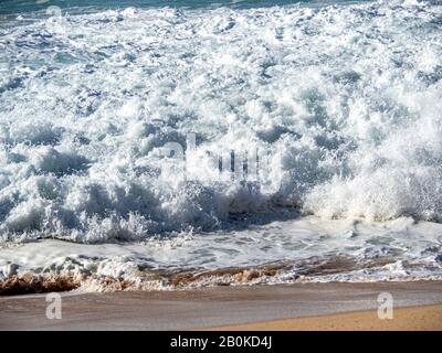 : große Wellen am Nordufer von Oahu mit Aquamarin Meere, weißem Schaum und blauem Himmel. Stockfoto