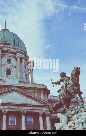 Budapest, Ungarn - 6. November 2019: Schloss Buda mit dem Reiterstandbild von Savoyai Eugens im Innenhof. Historische Burg und Palastanlage der ungarischen Könige. Vertikales Foto mit Filter. Stockfoto