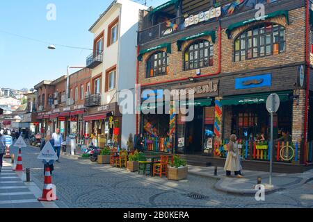 Istanbul, Türkei - 17. September 2019. Touristen und Einheimische in einer ruhigen Straße im Viertel Uskudar auf der asiatischen Seite von Istanbul Stockfoto