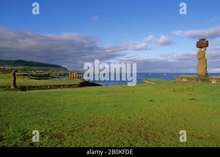 CHILE, OSTERINSEL, HANGA ROA, AHU TAHAI, MOAI-STATUE Stockfoto