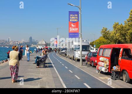 Istanbul, Türkei - 17. September 2019. Touristen und Einheimische schlendern am Bosporus entlang an der Uskudar-Küste am asiatischen Ufer von Istanbul. Stockfoto