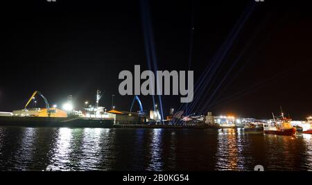 Poole, Großbritannien. Februar 2020. Spotlights durchdringen den Nachthimmel über den Docks in der Eröffnungsnacht von Light Up Poole, einem digitalen Lichtkunstfestival in der Stadt Dorset. Gutschrift: Richard Crease/Alamy Live News Stockfoto