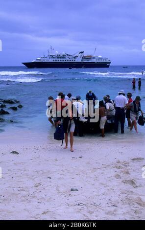 TONGA, TAFAHI-INSEL, MS-WELTENTDECKER, TOURISTEN LANDEN IM TIERKREIS Stockfoto