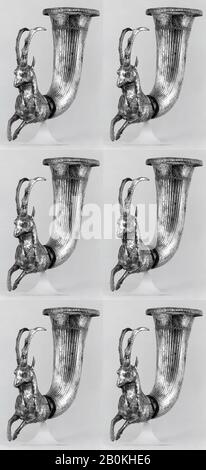 Rhyton endet im Vorland einer wilden Ziege, Iran, Ca. Jahrhundert v. Chr., Iran, Iran, Silber, 9,45 x 7,87 Zoll. (24 x 19,99 cm), Metalwork-Vessels Stockfoto
