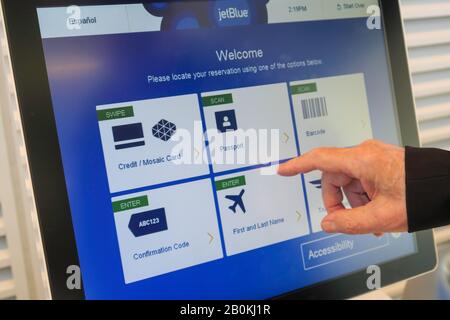 Selbstbedienungs-Check-In-Bildschirm am JetBlue Terminal, JFK, NYC, USA Stockfoto