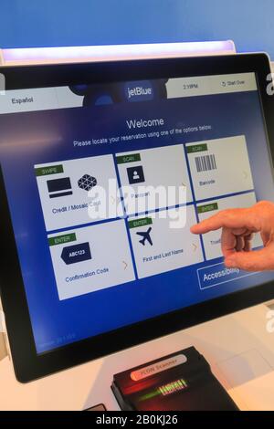 Selbstbedienungs-Check-In-Bildschirm am JetBlue Terminal, JFK, NYC, USA Stockfoto