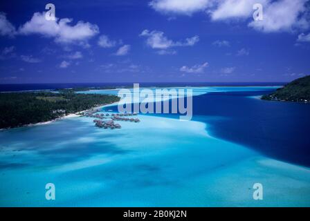 FRANZÖSISCH-POLYNESIEN, GESELLSCHAFTSINSELN, BORA BORA, LUFTAUFNAHME DES PEARL BEACH RESORTS Stockfoto