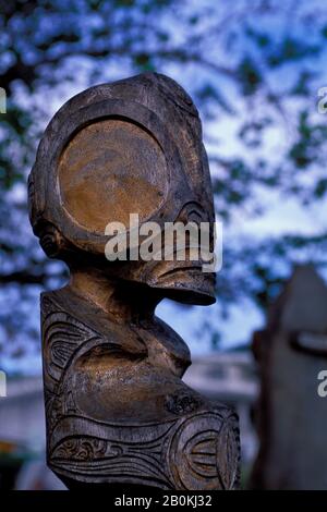 FRANZÖSISCH-POLYNESIEN, GESELLSCHAFTSINSELN, HUAHINE, FARE VILLAGE, STRASSENSZENE, TIKI-STATUE Stockfoto