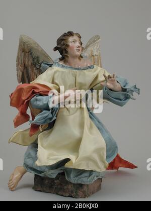 Lorenzo Mosca, Angel, Italienisch, Neapel, Zugeschrieben Lorenzo Mosca (gestorben 1789), zweite Hälfte des 18. Jahrhunderts, Italiener, Neapel, Polychromed Terrakotta-Kopf; Holz-Gliedmaßen und Flügel; Körper aus Draht, der in Schlepp gewickelt wurde; verschiedene Stoffe, H. 15 1/4 Zoll. (38,7 cm.), Crèche Stockfoto