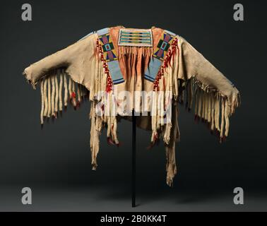 Kriegshemd, Krähe, amerikanische Ureinwohner, CA. 1880, Hergestellt in Montana, Vereinigte Staaten, Crow, Native American, Native-gegerbtes Leder, Glasperlen, Pigment, Wolltuch, Ermin, menschliches Haar und Federn, 41 × 59 7/8 Zoll. (104,1 × 152,1 cm), ausblenden Stockfoto