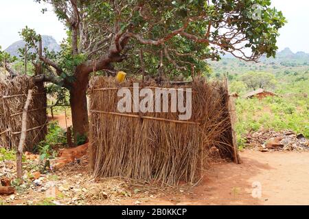 Traditionelles Badezimmer außerhalb des Hauses mit Frischluftventilation in Mosambik, Afrika Stockfoto