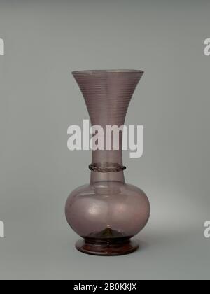 Vase, wahrscheinlich vom 18. Bis 19. Jahrhundert, Dem Iran Zugeschrieben, Appliziertes Glas, H. 9 15/16 Zoll. (25,2 cm), Durchm. 4 13 bis 16 Zoll (12,2 cm), Wt. 10.3920 oz. (294,608 g), Glas Stockfoto