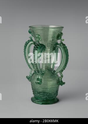 Vase, Spanisch, Almería oder Granada, 17. Bis 18. Jahrhundert, Spanisch, Almería oder Granada, Glas, Bestätigt: 6 1/8 × 3 13 / 16 × 3 3/4 Zoll. (15,6 × 9,7 × 9,5 cm), Glas Stockfoto