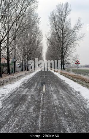Winterstraße in der ungarischen Landschaft. Stockfoto