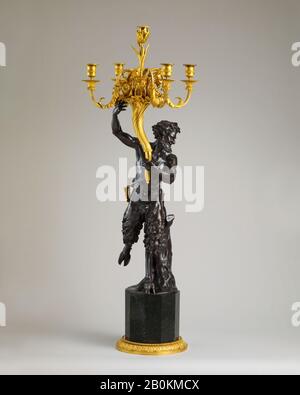 Abgeleitet von einem Modell von Clodion (Claude Michel), Fünflichtleuchtendem Candelabrum (eines von einem Paar), französisch, ca. Aus Bronze, aus Frankreich, Gilt und patiniertem Bronze, Serpentinmarmor, H. 45 3/8 x W. 13 1/2 x D. 17 1/2in. (115,3 x 34,3 x 44,5 cm), Metalwork-Gilt Bronze Stockfoto