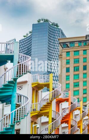 Bunte Wendeltreppen im Bugis Village, Singapur, Republik Singapur Stockfoto