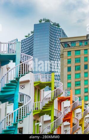 Bunte Wendeltreppen im Bugis Village, Singapur, Republik Singapur Stockfoto