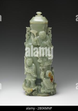 Bedeckte Vase mit Unsterblichen, China, Qing-Dynastie (1644-1911), Datum 18.-19. Jahrhundert, China, Jade (Nephrite), a, b: H. 9 3/4 Zoll (24,8 cm); a-c: H. 11 3/8 Zoll (28,9 cm), W. 4 3/4 Zoll (12,1 cm), Jade Stockfoto