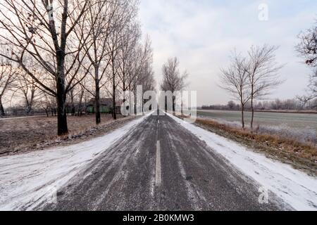 Winterstraße in der ungarischen Landschaft. Stockfoto