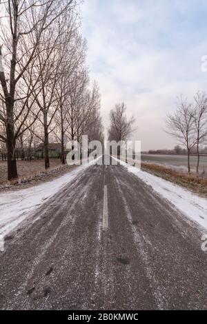 Winterstraße in der ungarischen Landschaft. Stockfoto