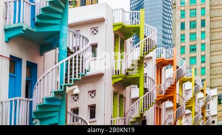 Bunte Wendeltreppen im Bugis Village, Singapur, Republik Singapur Stockfoto