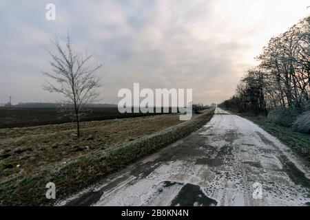 Winterstraße in der ungarischen Landschaft. Stockfoto
