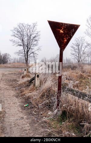 Ertragsanzeichen auf einer Winterstraße in der ungarischen Landschaft. Stockfoto