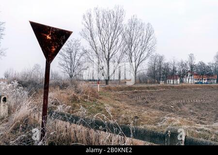 Ertragsanzeichen auf einer Winterstraße in der ungarischen Landschaft. Stockfoto