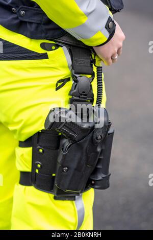 Polizei, Polizist, Waffe im Oberschenkelholster, Uniform der Autobahn-Patrouille NRW, Stockfoto