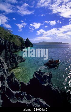 FIJI, YASAWA-GRUPPE, SAWA-I-LAU INSEL, TOURISTEN IM TIERKREIS, RUGGET KÜSTE Stockfoto