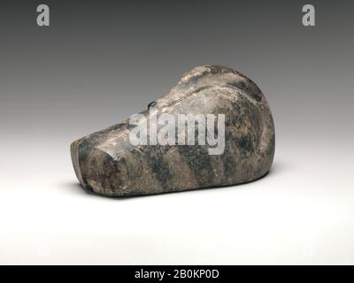 Gewicht in Form einer Ente, ca. Ende 3.-Anfang 2. Jahrtausend v. Chr., Mesopotamien, Stein, Schwarz, 4 Zoll × 8 1/16 Zoll × 3 15/16 Zoll (10,2 × 20,4 × 10 cm), Stone-Implements Stockfoto