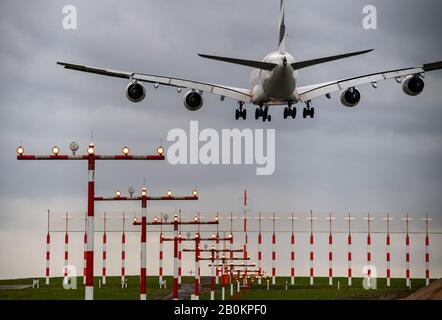 DŸsseldorf International Airport, DUS, Runway Lighting, Runway 05R/23L Approach Aid, Emirates Airbus A380-800 On Approach, Stockfoto