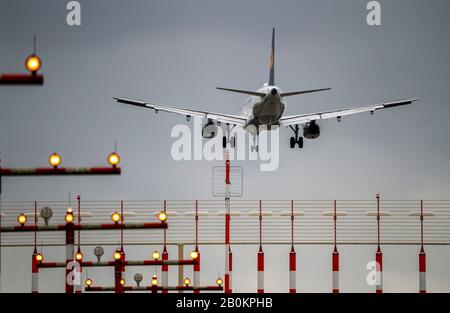 DŸsseldorf International Airport, DUS, Runway Lighting, Runway 05R/23L Approach Aid, Lufthansa Airbus on Approach, Stockfoto
