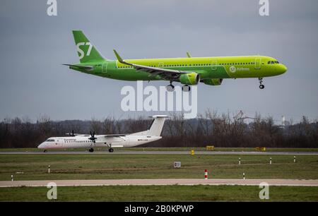 DŸsseldorf International Airport, DUS, Eurowings De Havilland Canada Dash 8-400, warten auf Start, S7Airlines Airbus A321-211 auf Anflug, Stockfoto