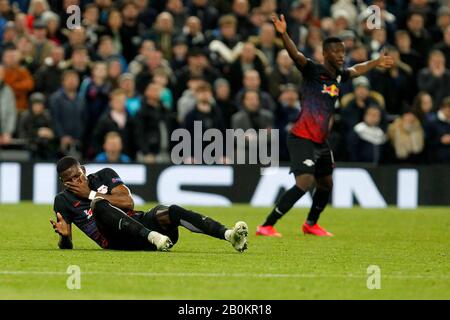 London, Großbritannien. Feb. 2020. Nordi Mukiele von RB Leipzig während der UEFA Champions League-Runde des 16. Spiels zwischen Tottenham Hotspur und RB Leipzig im Tottenham Hotspur Stadium, London, England am 19. Februar 2020. Foto von Carlton Myrie. Nur redaktionelle Nutzung, Lizenz für kommerzielle Nutzung erforderlich. Keine Verwendung bei Wetten, Spielen oder einer einzelnen Club-/Liga-/Spielerpublikationen. Kredit: UK Sports Pics Ltd/Alamy Live News Stockfoto