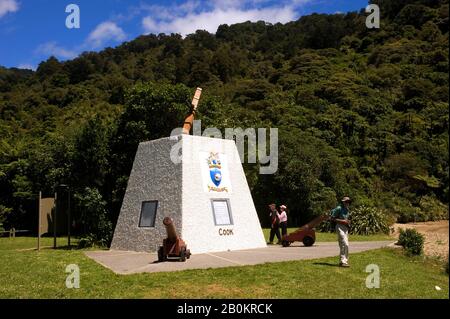 NEUSEELAND, SÜDINSEL, MARLBOROUGH SOUNDS, QUEEN CHARLOTTE SOUND, SHIP'S COVE, COOKS MONUMENT Stockfoto