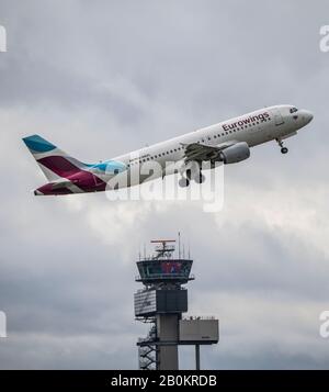 DŸsseldorf internationaler Flughafen, DUS, Eurowings Airbus A320-216, bei Start, Stockfoto