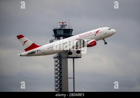 DŸsseldorf internationaler Flughafen, DUS, Österreichischer Airbus A320-216, am Start, Stockfoto