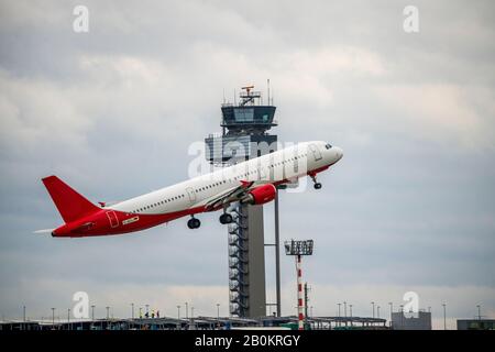 DŸsseldorf internationaler Flughafen, DUS, Eurowings Airbus A321-211, bei Start, Stockfoto