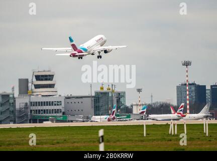 DŸsseldorf International Airport, DUS, Eurowings Airbus A319-132, mit dem Rollfeld Stockfoto